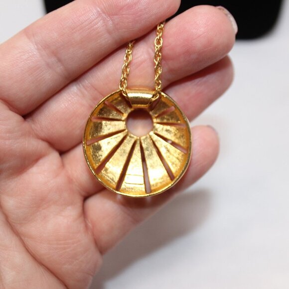 Crown Trifari Gold Tone Starburst Medallion Necklace - Picture 5 of 11